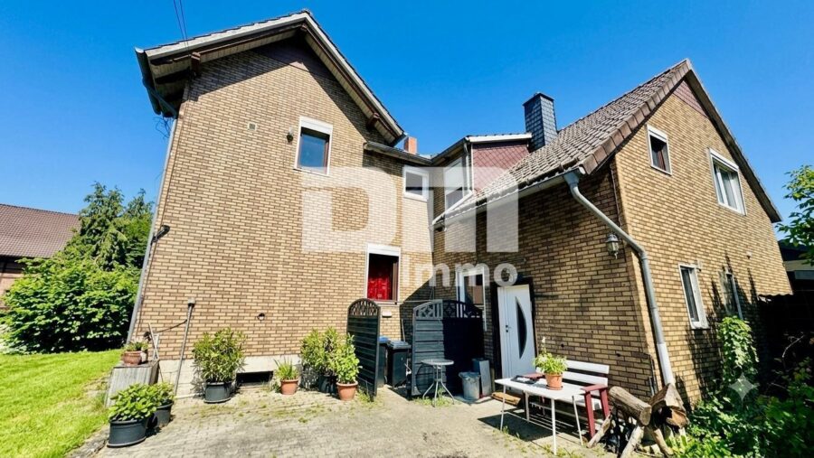 Charmantes Einfamilienhaus/Resthof mit viel Platz, modernisierter Technik und idyllischem Garten - Rückansicht Wohnhaus